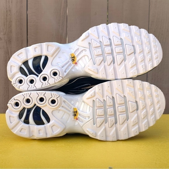 Nike AIR MAX PLUS Women's Running Shoes BLACK WHITE DM2362-001 Size 9 Men's 7.5 - Picture 14 of 16